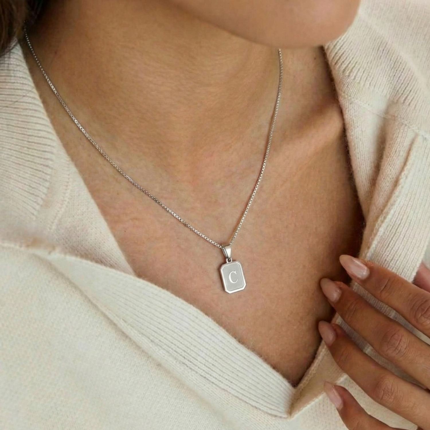 925 Ayar Gümüş Kişiye Özel Harfli Kolye – Minimal Dikdörtgen Plaka İsim Baş Harfi