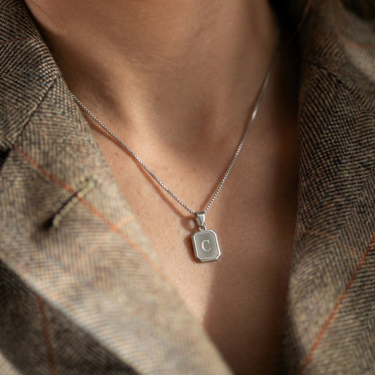 925 Ayar Gümüş Kişiye Özel Harfli Kolye – Minimal Dikdörtgen Plaka İsim Baş Harfi