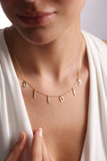 Harfli İsim Kolye – Minimal Sallantılı Harf Charm Kolye