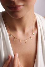 Harfli İsim Kolye – Minimal Sallantılı Harf Charm Kolye