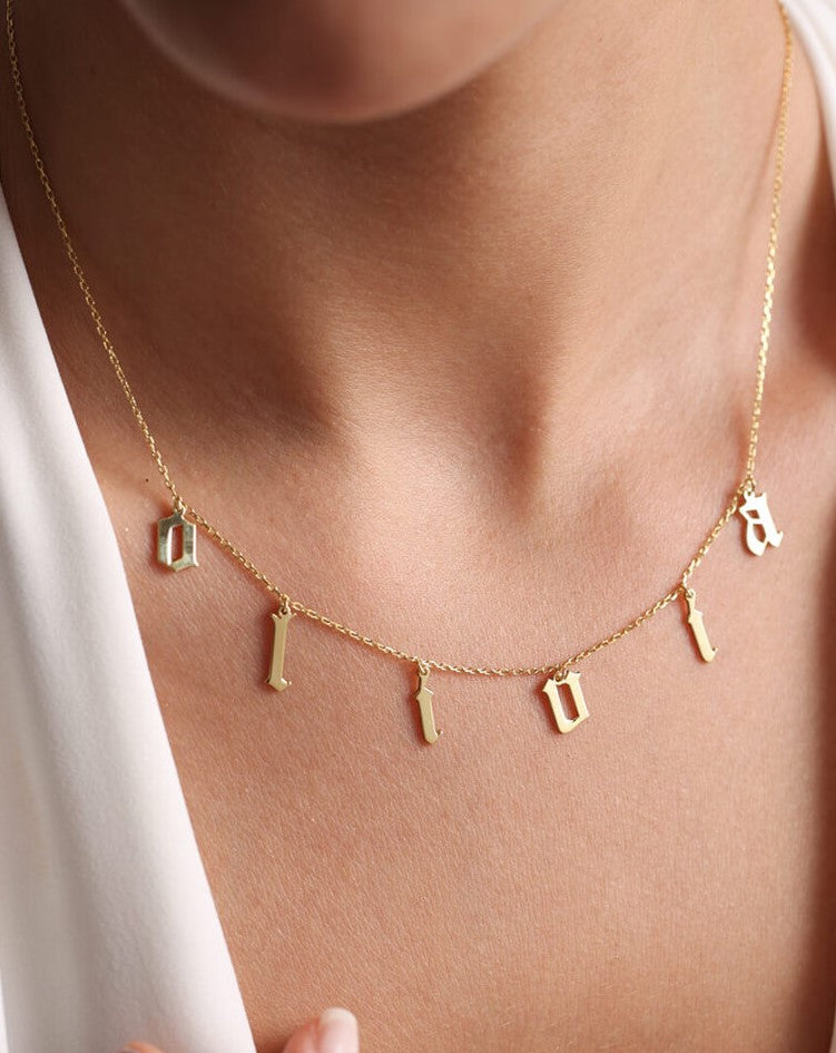 Harfli İsim Kolye – Minimal Sallantılı Harf Charm Kolye